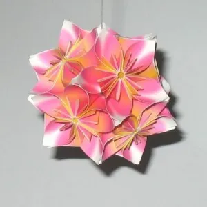 Цветя, изработени от хартия, с мустаци