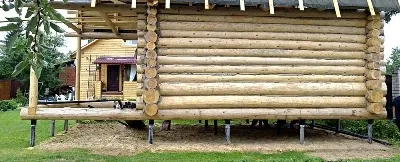 Дървена къща на кокили, предимства и недостатъци