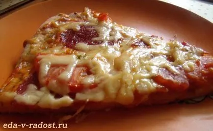 pizza de casa cu cârnați și roșii