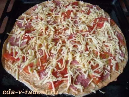 pizza de casa cu cârnați și roșii