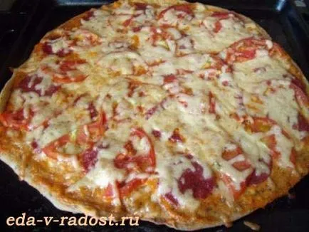 pizza de casa cu cârnați și roșii