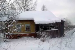 Cum să cumpere o casă abandonată în sat, să emită un teren abandonat în proprietate