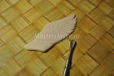 Cum porumbei din tort de mastic de zahăr cu mâinile sale