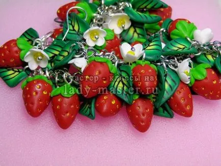 Set de ornamente din plastic cu boabe și flori de căpșuni, de master - clasa cu fotografii, pas cu pas