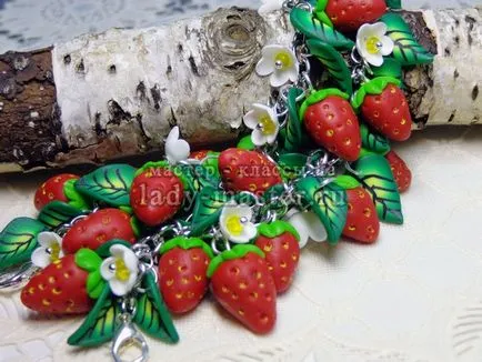 Set de ornamente din plastic cu boabe și flori de căpșuni, de master - clasa cu fotografii, pas cu pas