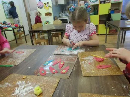 Master-клас, за да направим занаяти от солени тесто с по-големи деца 