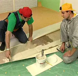 linoleum cu mâinile pe podea de lemn și beton