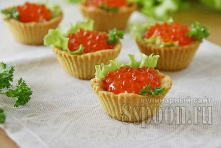 Töltőanyagok a tartlets kaviárral, fűszervajjal