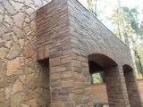 Обзавеждане на фасада и сутерен къща с естествен камък удължава живота