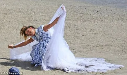 Singer Nicole Scherzinger megpróbált egy esküvői ruha