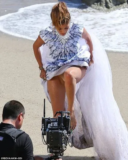 Singer Nicole Scherzinger megpróbált egy esküvői ruha