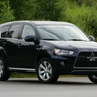 A folyamat helyett az utastér szűrő Mitsubishi Outlander fotók és videók