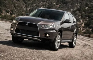 A folyamat helyett az utastér szűrő Mitsubishi Outlander fotók és videók