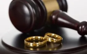 Divorțul prin instanțele de judecată să dispună copiii de divorț