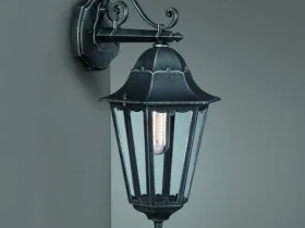 grădină romantică cu lumânări și felinare stradale decorative