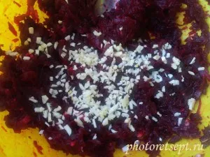 Salata de sfecla rosie cu usturoi