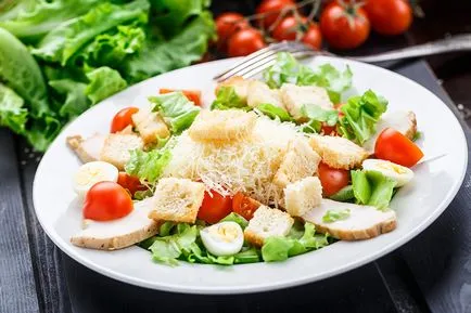 Cézár saláta csirkével - saláták és előételek