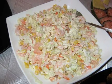 Salata cu creveți și crabi bastoane - sofisticare pe masă