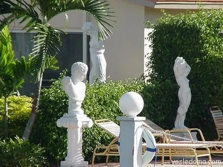 Kerti szobrok, a ház közelében
