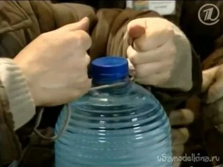 Домашна дръжка за пластмасова бутилка на въже