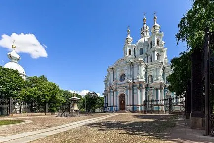 Смолни катедрала в Санкт Петербург