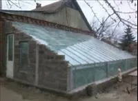 Az üvegház tulajdonítottak a ház