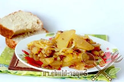 Sült burgonya recept egy serpenyőben hagymát és a fokhagymát, körettel