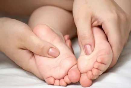 Крачетата на бебето се потят защо, причини и лечение, какво да правя