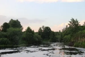 Водопад на Kudma в зеления град