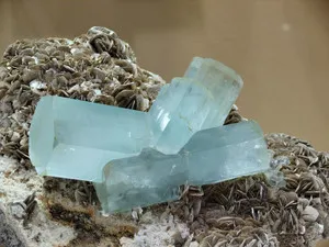 Aquamarine egy varázslatos és gyógyászati ​​tulajdonságai a kő, képgaléria, a köves ékszerek