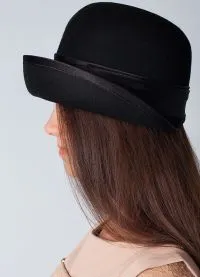 черна шапка
