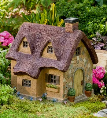 Dekoratív kis ház a kert vagy a virágágyások házakhoz