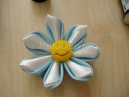 Flower-kanzashi panamku pe mâinile lor