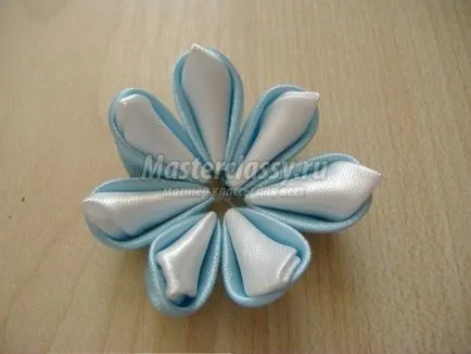 Flower-kanzashi panamku pe mâinile lor