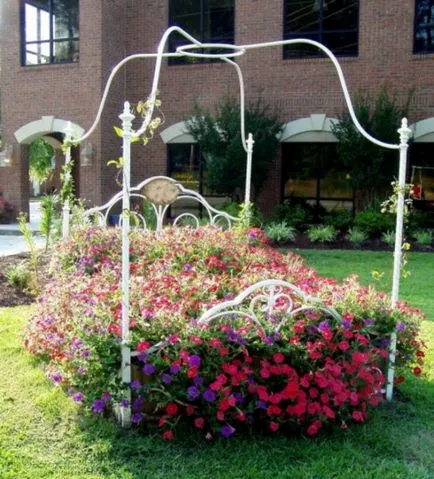 Декоративни орнаменти за градината предлага колички, кладенци, огради, фото и видео