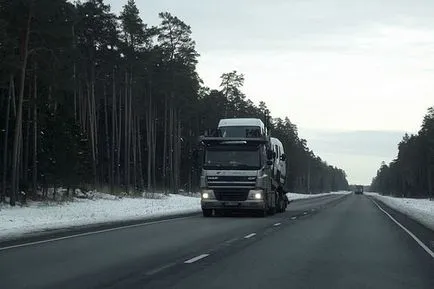 Автовоз превозните средства за доставка - транспорт Автовоз превозни средства, превозващи автомобили