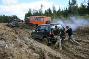 Extrém verseny motorkerékpárok, teherautók és traktorok a sárban