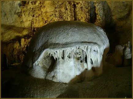 Emine-Bair-Khosar - egy csodálatos barlang Chatyr-Dag