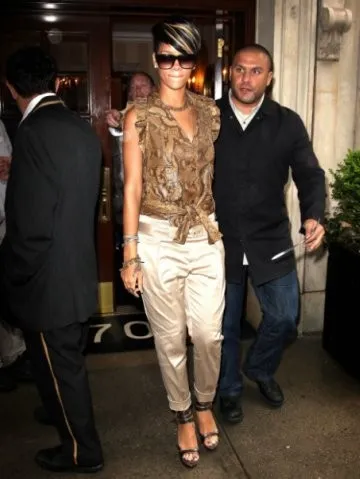 Evoluția stilului de Rihanna - un blog despre modă și brodată