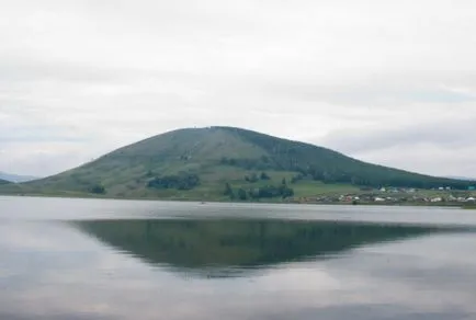 Mountain aushtau és forrása Aulia