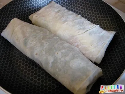 Forró roll pita kenyeret sajttal és paradicsom (fotó-recept)