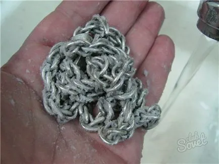 Как да се почисти сребърна верижка