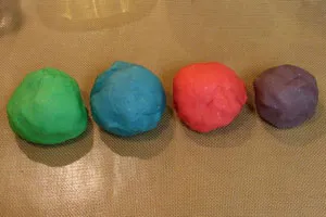 Hogyan készítsünk házi gyurma play-doh