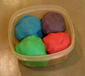 Hogyan készítsünk házi gyurma play-doh