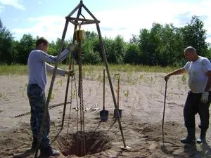 Hogyan készítsünk egy lyukat a vízbe a kezét és a fúrási módszerek árnyalja lehetséges nehézségeket