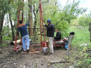 Hogyan készítsünk egy lyukat a vízbe a kezét és a fúrási módszerek árnyalja lehetséges nehézségeket