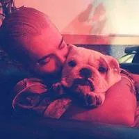Bill Kaulitz aranyos kutya ölelés Pumbaa - kaulitz-bolygó