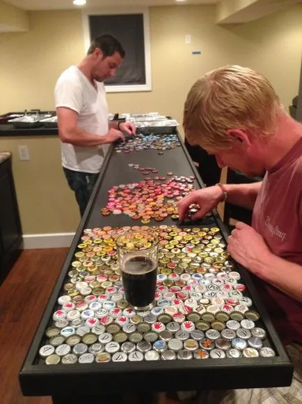 Man събиране на капачки от бутилки бира на 5 години, за да направи творчески бар - в света