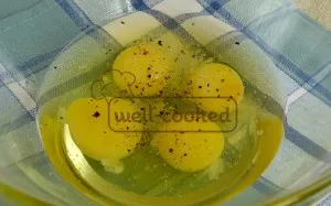Бъркани яйца с гъби и чери домати - рецептата със снимка
