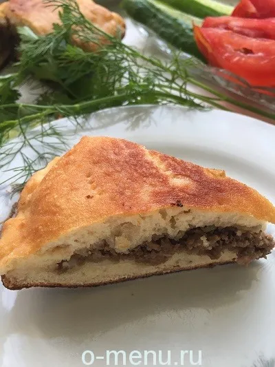 Tort cu carne într-o tigaie fără un cuptor, mâncare pe masă